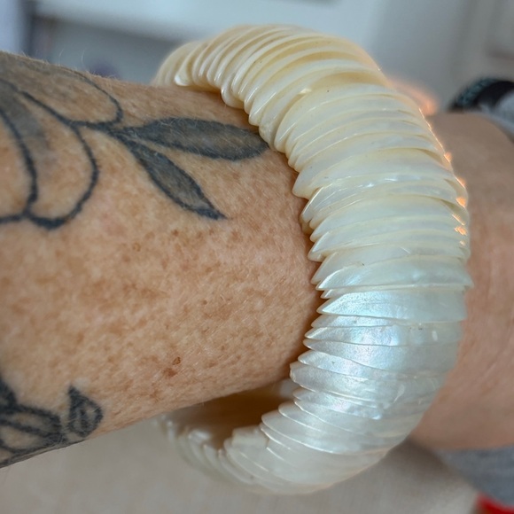 Jewelry - Gorgeous Mother of Pearl Shell Stretch Bracelet
